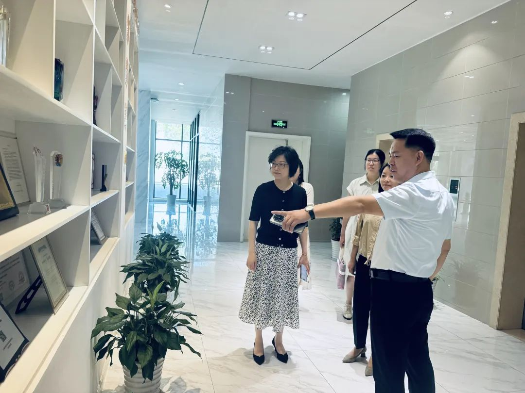 新聞 | 吳涇鎮(zhèn)黨委領(lǐng)導(dǎo)蒞臨寶開，夏送清涼，慰問一線